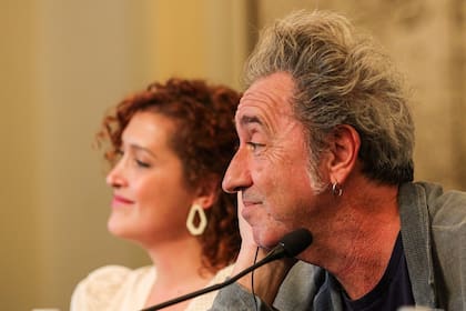 Sorrentino en el encuentro con los medios de este sábado junto a Estephania Bonnett, la responsable del proyecto que lo trajo a la Argentina