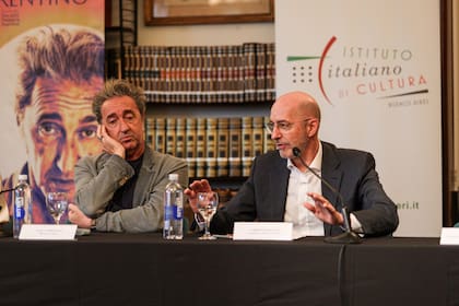 Sorrentino escucha al embajador italiano en la Argentina, Fabrizio Nicoletti