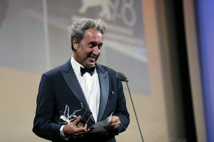 Sorrentino recibió en septiembre de 2021 el León de Plata en el Festival de Venecia por la película que dedicó a Maradona: Fue la mano de Dios