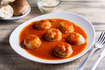 Sorrentinos caseros con salsa de tomate.