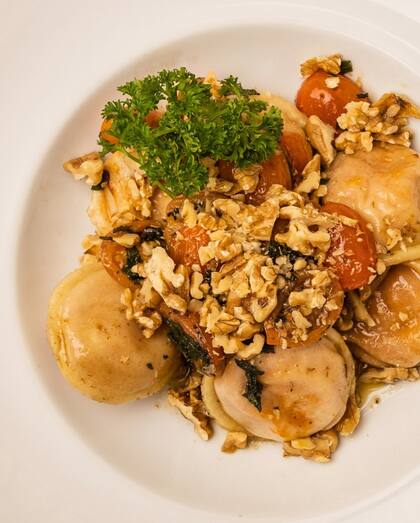 Sorrentinos de zapallo a las brasas con queso ahumado y manteca de salvia, uno de los platos del invierno en Novecento.