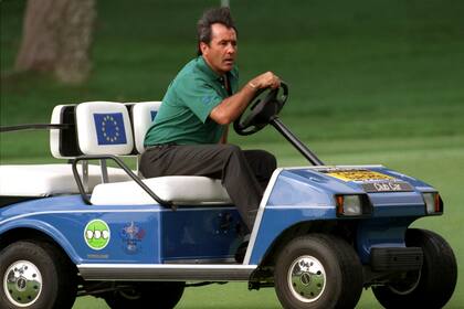 El capitán del equipo europeo, Severiano Ballesteros pasea en carrito de golf por el campo de Valderrama el 23 de septiembre de 1997 en Sotogrande, España 
