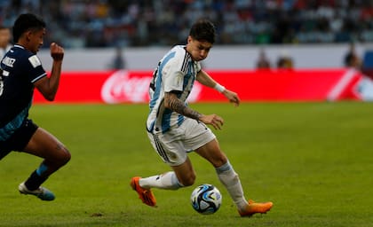 Soulé, en acción durante el partido entre la Argentina y Guatemala en el Mundial Sub 20, en el que no les fue bien al atacante marplatense ni al conjunto local.