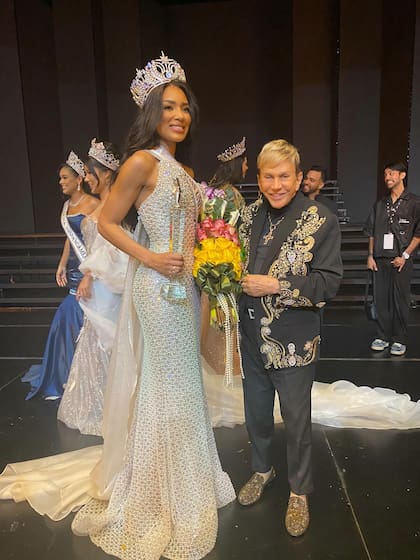 Sousa junto a la Miss República Dominicana en el momento de su elección (Instagram/@zardelabelleza)