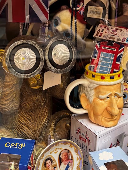 Souvenirs con humor británico.
