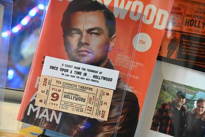 Souvenirs de "Erase una vez en Hollywood" a la venta en el sitio de partida del tour por los lugares de la masacre
