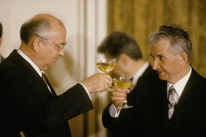 Nicolás Ceausescu, a la derecha, brinda en julio de 1989 con Mijail Gorbachov, quien inició el proceso de apertura de la URSS