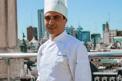 “Soy apasionado por la alta gastronomía, tengo un enorme respeto por el producto y su entorno ; exploro en la potencialidad de cada elemento y me capacito cada día con técnicas modernas para hacer de un plato un momento certero dice Martín Jatip, el Chef Ejecutivo de los hoteles NH