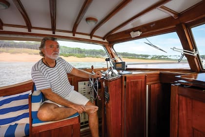 “Soy culposo, soy complicado conmigo. Hay cosas que no las puedo superar. Quedé un poquito anclado en el pasado, también. Y el pasado me pesa”, revela a ¡HOLA! Argentina.