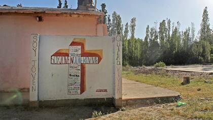 “Soy joven, quiero vivir”, dicen los murales que pintaron los jóvenes de la comunidad