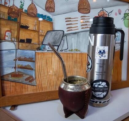 "Soy más de mate y del mate cocido. Este equipo me lo regalaron por Tokio 2020. No soy de llevar el mate de viaje conmigo, pesa mucho, pero lo prefiero al café".