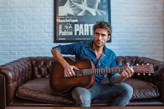 Rodrigo Guirao Díaz. Nos recibe en el departamento que remodeló con sus manos