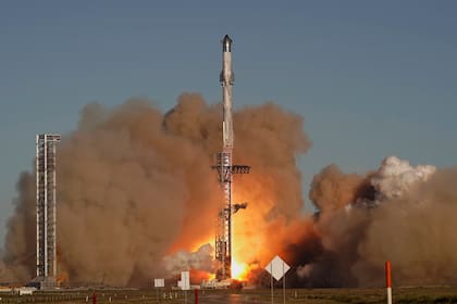 SpaceX lanza desde el sur de California numerosos cohetes de Starlink al espacio (AP Foto/Eric Gay)