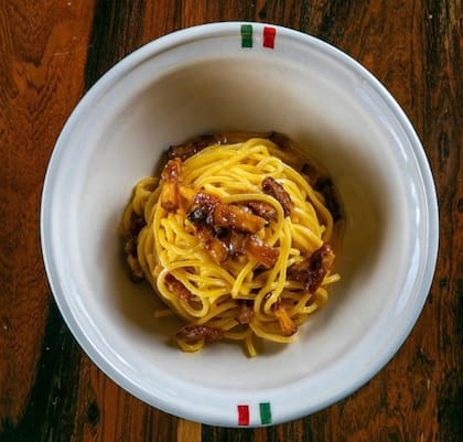 Spaghetti alla chitarra: huevos de campo, guanciale, parmesano, pimienta negra. Este plato es típico de la región de Roma.