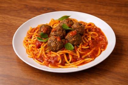 Spaghetti con albóndigas y pomodoro