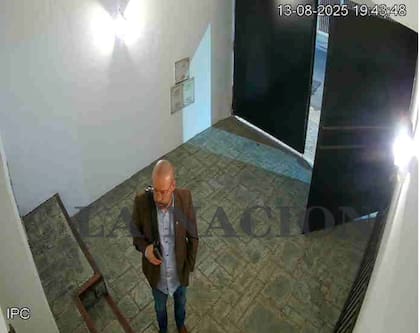 Spagnuolo sale de la casa de Calvete con una mochila; se supone que iba a buscar 5 millones de pesos en negro, según los chats consignados en la causa