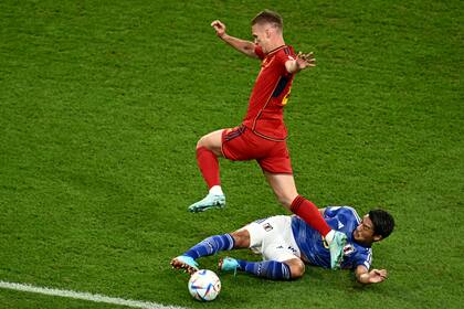 l delantero español Dani Olmo es abordado por el mediocampista japonés Hidemasa Morita durante el partido de fútbol del Grupo E, de la Copa Mundial Qatar 2022 entre Japón y España en el Estadio Internacional Khalifa