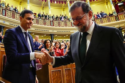 Rajoy estrecha la mano de Sánchez; el líder del PSOE ganó la moción de censura contra Rajoy con el apoyo de 180 diputados y se convierte en el séptimo presidente del Gobierno de la democracia