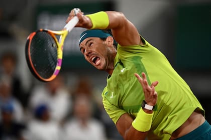 Rafael Nadal saca durante el partido ante Alexander Zverev, por las semifinales de Roland Garros