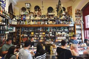 Spanish Table, una tienda de comestibles, vinos y utensilios de cocina españoles de larga trayectoria, abrió sus puertas en 2001