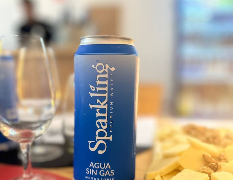 Sparkling sacó al mercado una línea de agua con y sin gas en lata