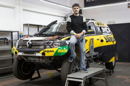 Spataro junto a su Renault Duster preparado para el Dakar