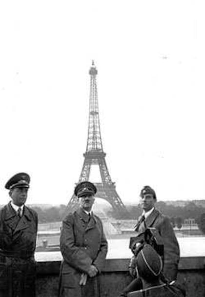 Adolf Hitler en París, luego de la invasión de Francia por parte de la Alemania nazi