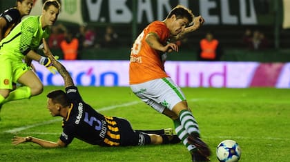 Sperduti remata y convierte el primer gol de Banfield; se queja Musto, en el piso, reclamando por un foul que no existió