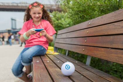 Sphero, una pelota resistente a los golpes y que puede ser controlada y programada desde un dispositivo móvil