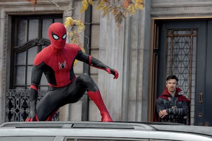 Spider-Man (Tom Holland) y Doctor Strange (Benedict Cumberbatch), en una escena de la nueva película de Marvel