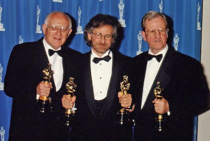 Spielberg celebra el triunfo en el Oscar junto a los productores Branko Lustig y Gerald Molen   