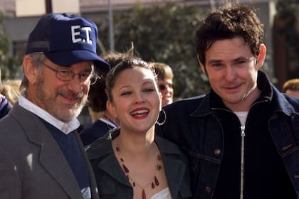 Spielberg, Drew Barrymore y Henry Thomas en 2002, para el reestreno del film con escenas nunca vistas