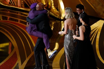 Spike Lee abraza a Samuel L. Jackson antes de aceptar el Oscar de Mejor Guion Adaptado por El infiltrado del KKKlan