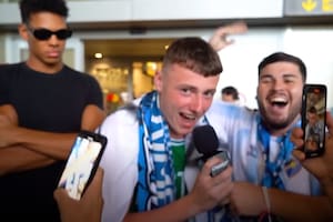 Un club español descendió y se quedó sin refuerzos, pero sus hinchas buscaron a las figuras... en el aeropuerto