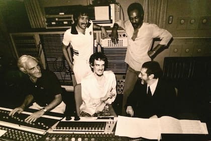 Spinetta en el estudio, junto con su manager Mike Marcus y el productor George Butler (de pie), el ingeniero Frank Laico y el arreglador Torrie Zito