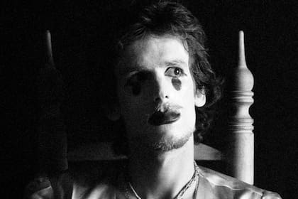 Spinetta en un outtake de la sesión que Rubén Andón hizo para la tapa de la revista Pelo, en 1976. Luego de tomar los retratos clásicos, el Flaco propuso hacer algo diferente: fue al camarín del estudio y empezó a probarse maquillajes antes de posar otra vez frente a la cámara de Andón