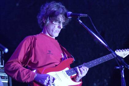 Spinetta, tocando en vivo en el estudio de Cuál es?, en 2002