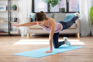 El ejercicio simple que fortalece glúteos, piernas hombros y espalda