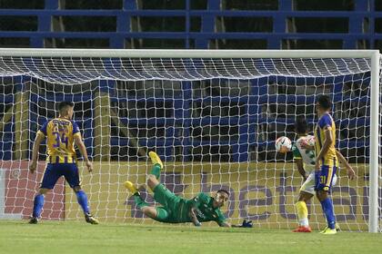 El arquero Campisi rechaza un remate de cabeza de Juan Rodríguez; Defensa y Justicia encaminó la llave con un ajustado triunfo en Paraguay
