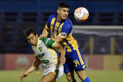 Emmanuel Morales rechaza frente a Ciro Rius; Defensa y Justicia demostró personalidad para recomponerse de la desventaja, tras el gol desde la mitad de la cancha de Aldo Vera