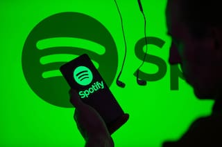 Spotify se cansó de la música hecha con IA que se hace pasar por humana