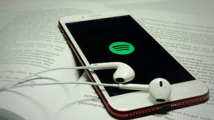 Spotify ofrece audiolibros, además de música y podcasts. Entre el 80 y el 90% de los usuarios usan un teléfono celular para escuchar las historias