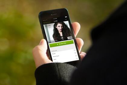 Spotify presentó su servicio de transmisión gratuita en dispositivos móviles, con el objetivo de atraer a más usuarios a su plataforma