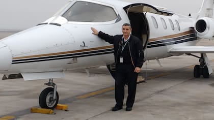 Sproviero junto al Learjet 25-D (LV-WLG) luego de realizar con éxito un vuelo sanitario a la provincia de Mendoza para el INCUCAI. (Fotografía Gentileza Ricardo Sproviero).