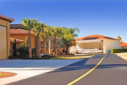 Spruce Creek Fly-In es un barrio cerrado de uso mixto donde circulan vehículos y aviones