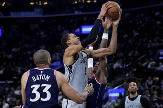 Spurs vencen 119-115 a los Clippers y llegan a 50 victorias por primera vez desde 2017