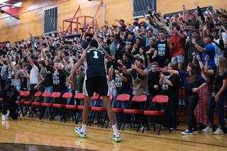 Spurs visitan a estudiantes del centro de Texas tras inundaciones mortales