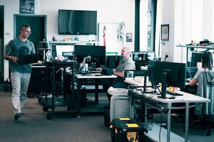 Squire y su equipo monitorean las salas de chat de la web oscura las 24 horas del día para buscar cualquier pista que pueda identificar y localizar a niños víctimas de abuso.