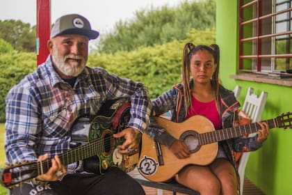 Sr. Flavio y Cocó: padre e hija, unidos por la música y el surf