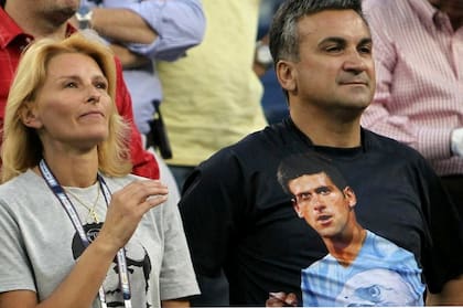 Dijana y Srdjan, madre y padre de Novak Djokovic; el N° 1 del tenis recibió un aluvión de críticas tras el polémico Adria Tour.